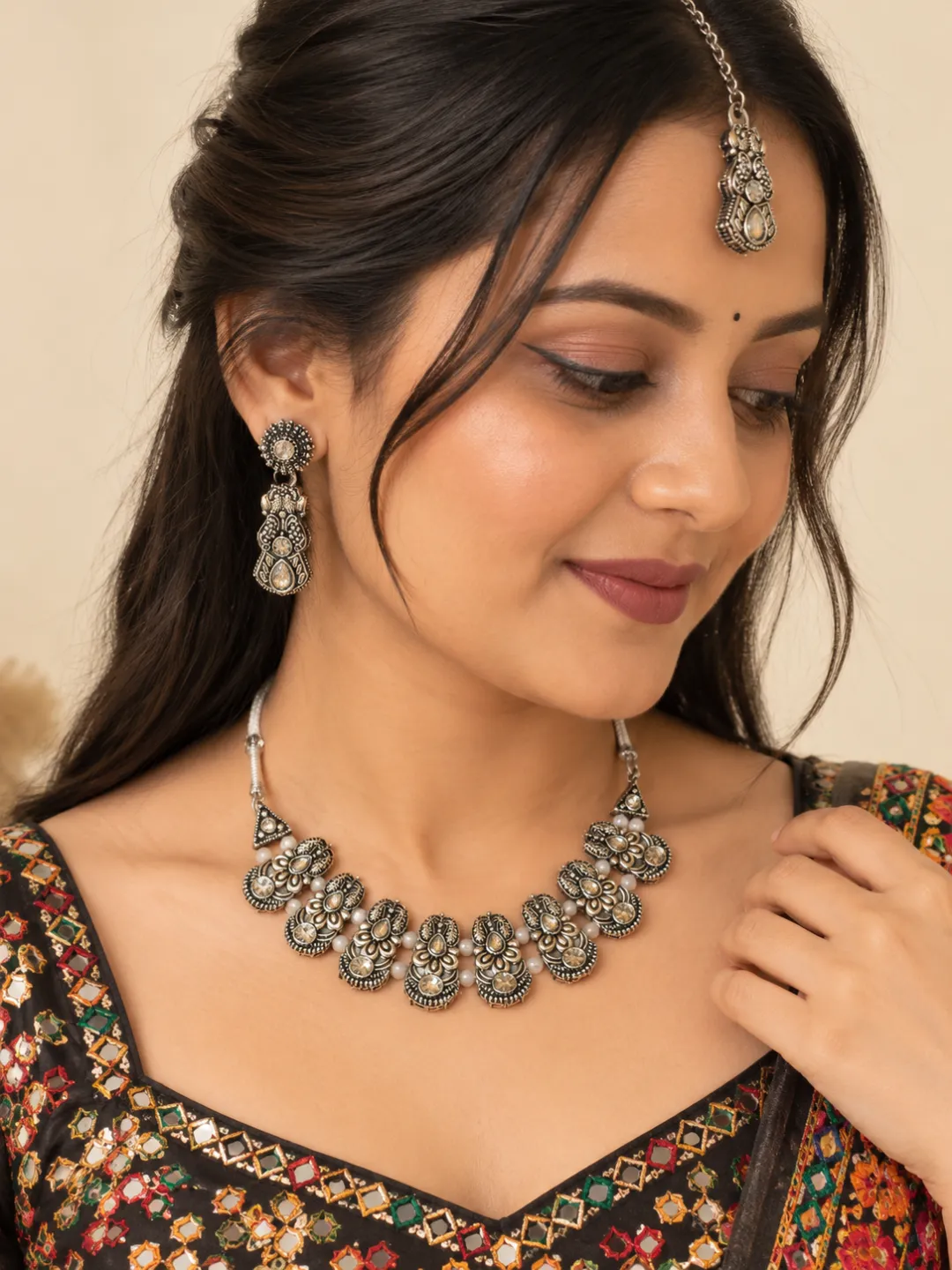 Oxidised Stone Choker Necklace — close-up on the neckline